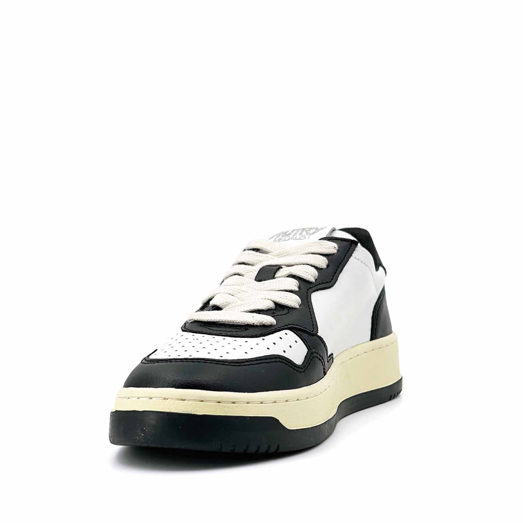 Medalist Low Women Leather Black / White